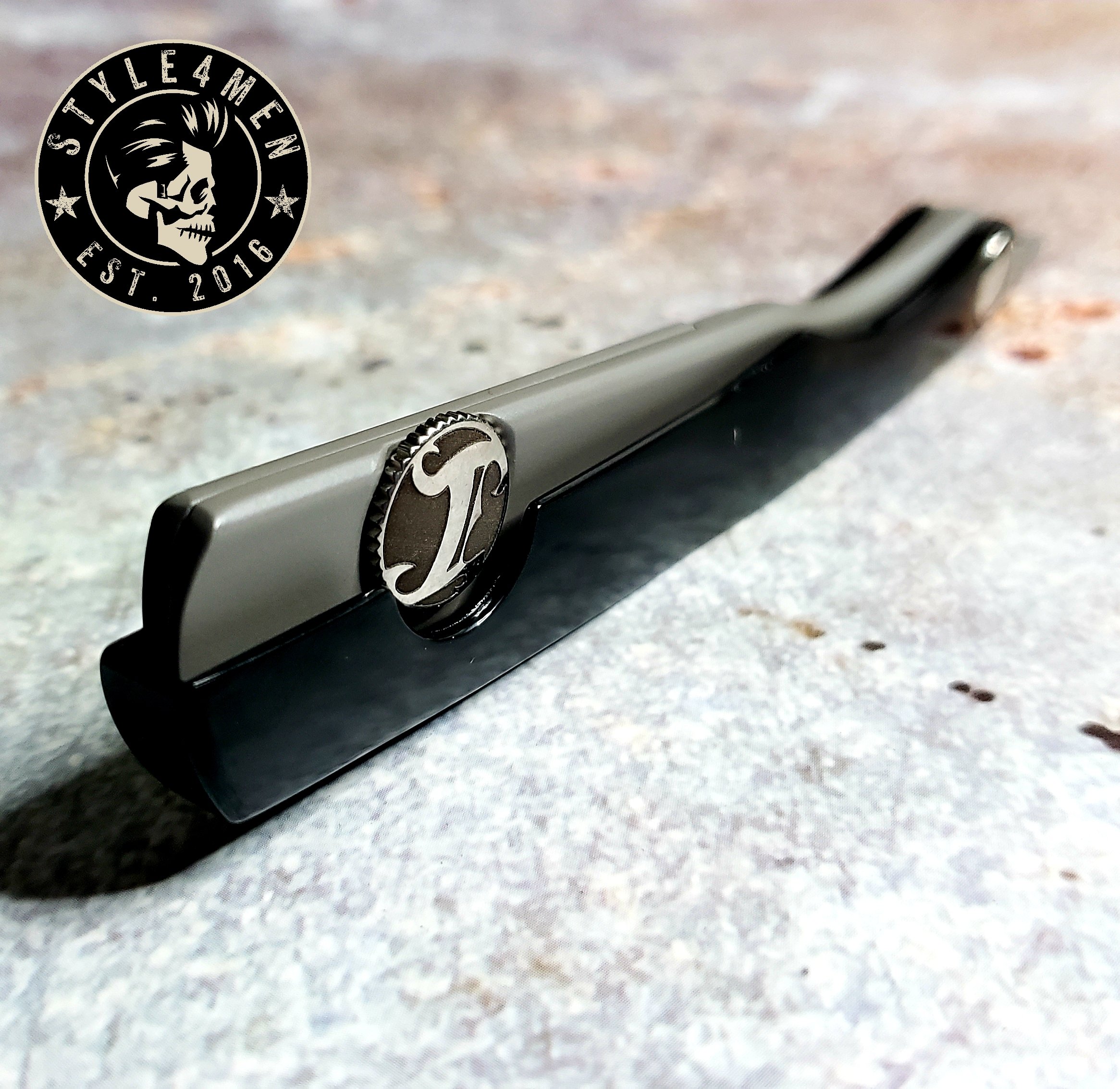 The innovative straight razor by the Irving Barber Co.